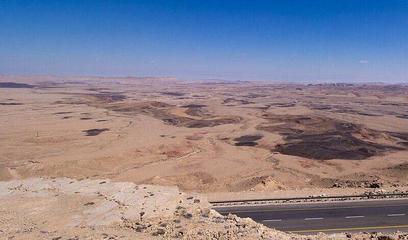 File:Makhtesh Ramon (40340)a.jpg