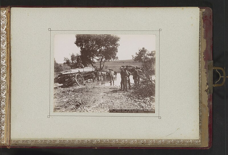 File:Mannen bij een in de modder vastgelopen ossenwagen bij Pretoria Sticking fast in the six-mile spruit, near Pretoria. (titel op object), RP-F-F01147-22.jpg