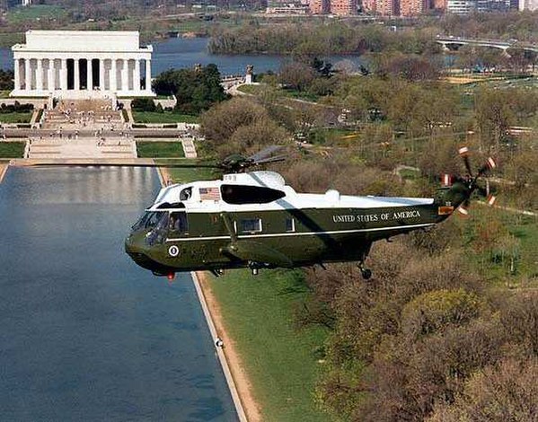 A VH-3D Sea King flying over Washington, D.C.