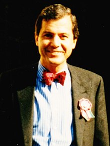 Mark Palmer at the United States Embassy in Budapest, Hungary on October 23, 1989 (cropped).jpg