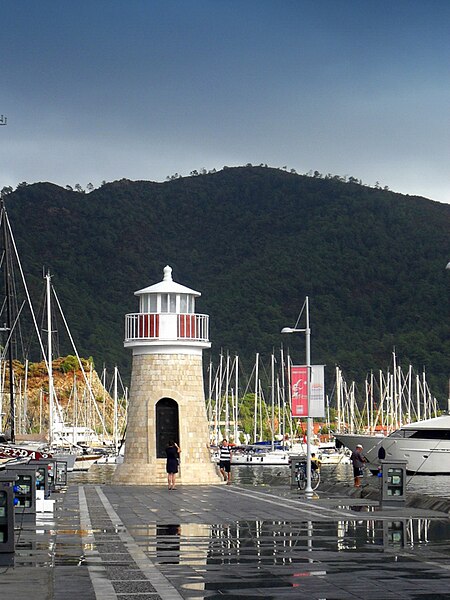 File:Marmaris, latarnia w porcie jachtowym - 21 września 2011 r.SDC11809.jpg