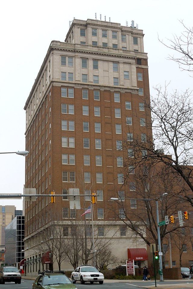 The met building. Здание Эдисона. Здание Edison в Америке. Эдисон на улице. Здание метрополитена Гиляровского.