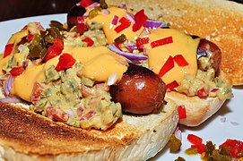 Hot-dogs avec relish et fromage.