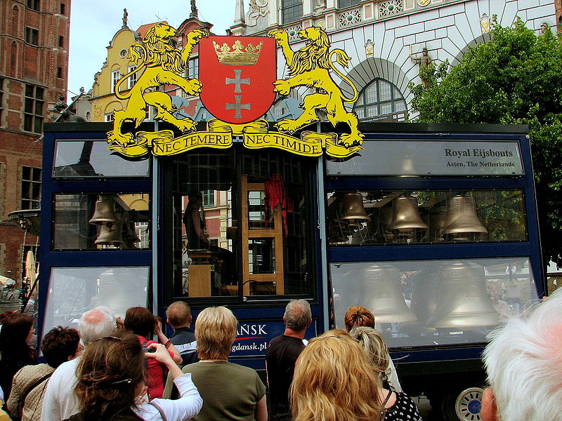 File:Mobile carillon concert with the accompaniment of the Polish Border Guard Orchestra during III World Gdańsk Reunion - 05.jpg