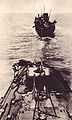 Pohled z můstku japonského těžkého křižníku Mogami přes poškozenou příď během doplňování paliva z tankeru Ničiei Maru. Příď křižníku byla poškozena během bitvy u Midway při kolizi se sesterským křižníkem Mikuma v časných hodinách 5. června 1942. Povšimněte si japonské vlajky na přední dělové věži jako prostředku rychlé identifikace pro letadla