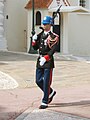 Un garde de la Compagnie des Carabiniers du Prince devant le Palais Princier de Monaco lors de la relève.