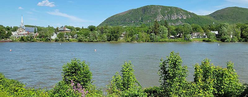 File:Mont-Saint-Hilaire-Vue de la rive ouest à Beloeil-2022-05-29.jpg