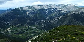 Vue du versant sud-est de la montagne du Cheval Blanc, avec le hameau de Château-Garnier sur la commune de Thorame-Basse dans la vallée de l'Issole.
