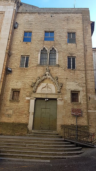 File:Monte di Pietà - facciata (a latere della Chiesa del Carmine) - Fermo (Marche), Italy.jpg