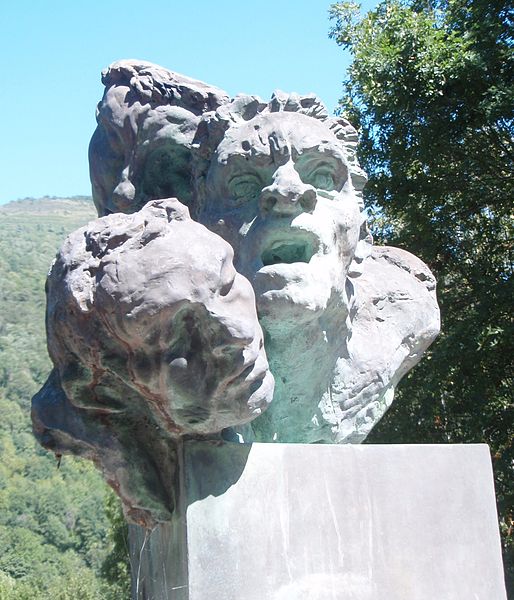 File:Monument aux morts de Capoulet-et-Junac 3 .JPG