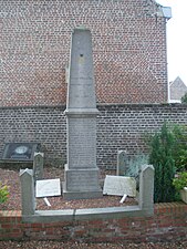 Le monument aux morts, situé à côté de l'église.