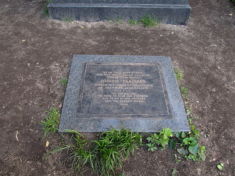 File:Monument to Joseph Pulitzer, City Hall Park, Manhattan, New York (7237313850).jpg