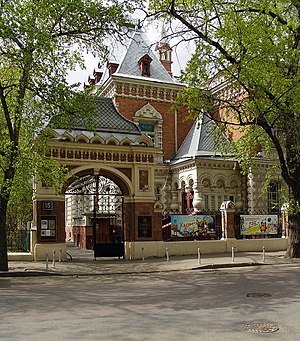 Utsikt över museets främre port från Malaya Gruzinskaya Street