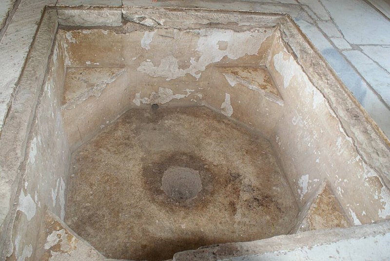 File:Mughal Bathroom in the Palace at Burhanpur Madhya Pradesh - panoramio.jpg