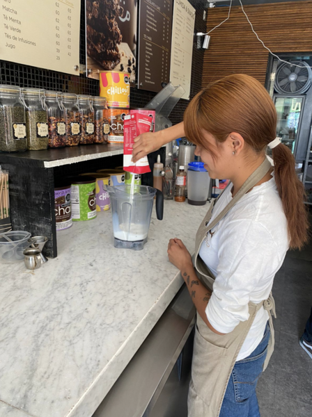 File:Mujer Barista en Querétaro.png