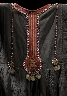 Musée du Quai Branly Robe Pakistan 04032012.jpg