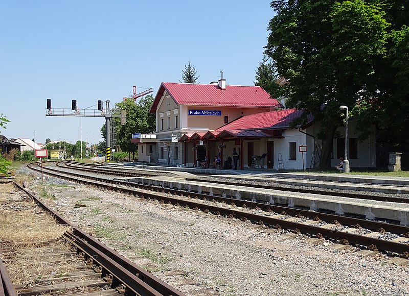 File:Nádraží Praha-Veleslavín, budova, od západu, 2015-07-03.jpg