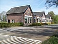 De Barneveldseweg in de buurtschap Appel, bij Nijkerk, met basisschool 'De Appelgaard'.