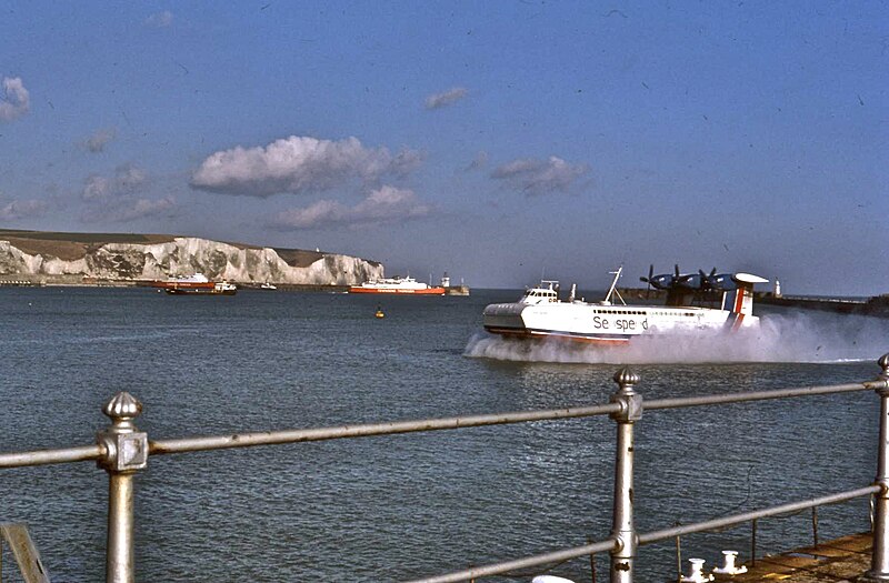 File:N500 hovercraft arriving at Dover.jpg