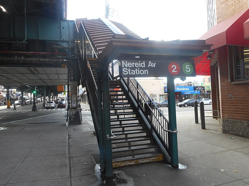 File:Nereid Avenue; IRT White Plains Road; Northwest Staircase.jpg