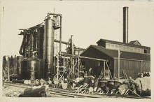 Черно-бяла снимка на завод за добив на шистово масло в Кохтла, управляван от New Consolidated Gold Fields Limited