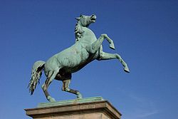 Bronze statue of the Saxon Steed in front of the main building of the Leibniz University Hannover, Hannover, Germany. Niedersachsenross 2005-03-10 00.jpeg