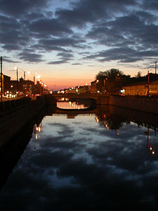 Canal de derivación al atardecer