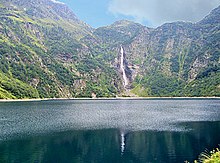 Le lac d'Oô et la cascade de la Neste d'Oô.