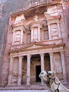 Aspecto exterior del Templo del Cañón del la Media Luna, (Tesoro de Petra) donde, en la ficción, se encuentra el Santo Grial en Indiana Jones y la última cruzada.