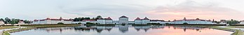 Vista panorâmica do Palácio Nymphenburg, um edifício em estilo barroco localizado em Munique, sul da Alemanha. O palácio serviu de residência de verão para os antigos governantes da Baviera da Casa de Wittelsbach. O palácio foi projetado pelo arquiteto e construtor italiano Agostino Barelli e construído por ordem do príncipe-eleitor Fernando Maria e de sua esposa Henriqueta Adelaide de Saboia em 1664. Foi ampliado e redesenhado várias vezes até as últimas modificações em 1826. (definição 21 043 × 3 007)