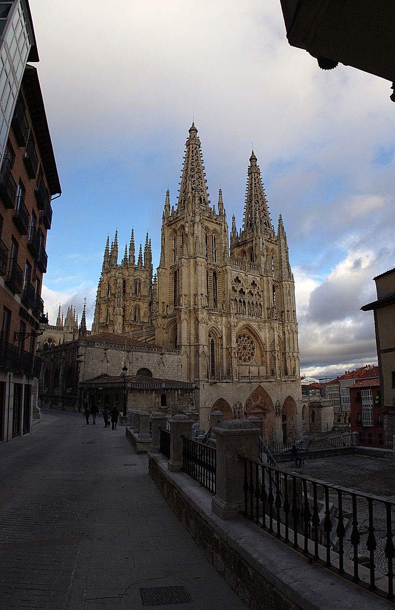 800px-Panorámica_Catedral_de_Burgos.jpg