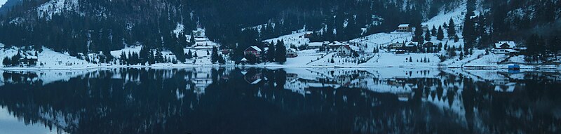 File:Panorama of Lake Colibita - 13469 x 3218 pixels (8398605655).jpg