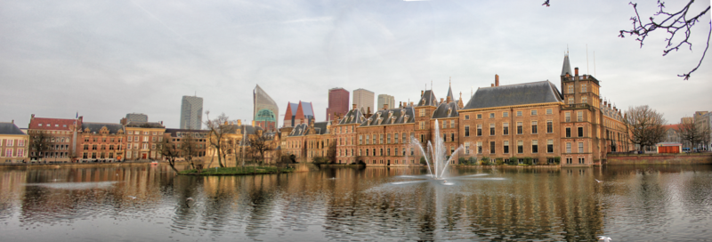 Het Binnenhof en de Hofvijver. Te zien zijn, vanaf het midden naar rechts: museum het Mauritshuis, het Torentje (achter het eiland in de Hofvijver), het ministerie van Algemene Zaken, de voormalige Hofkapel, de Eerste Kamer, de Mauritstoren en de vertrekken van de Raad van State aan het Buitenhof.