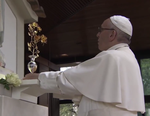 O Papa Francisco oferece a terceira Rosa de Ouro a Nossa Senhora de Fátima.
