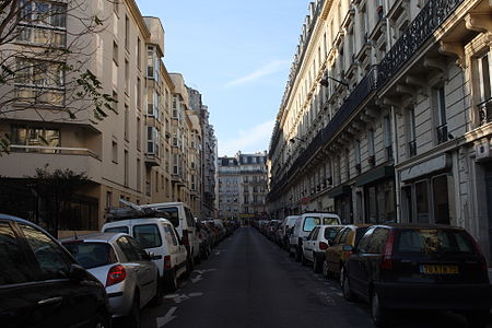 Ansicht der Rue Demarquay: rechte Bebauung aus den 1870er Jahren, links Neubauten aus den 1980er Jahren