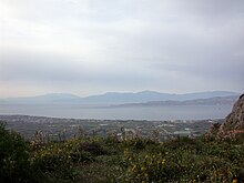 Das Parnassos-Gebirge (rechts) und das Giona-Gebirge (links) von der Peloponnes aus gesehen