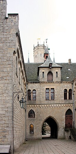 Pattensen, Schloss Marienburg, auf dem Burghof-3