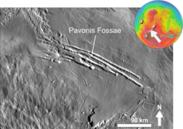 Pavonis Fossae bazat pe ziua THEMIS.png