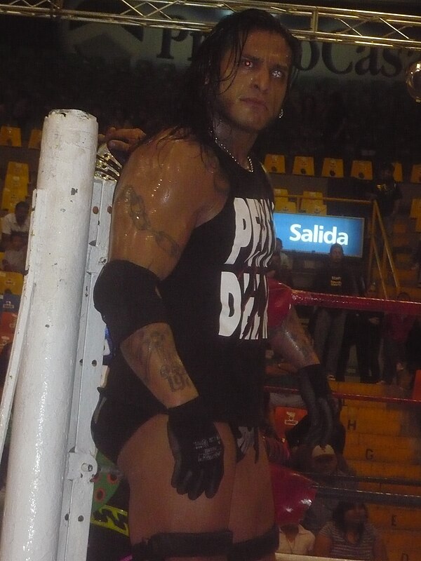 Cibernético worked the main event of the show. Wearing the shirt of his opponent's faction Los Perros del Mal