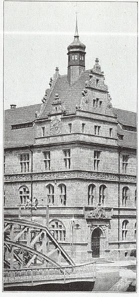File:Pforzheim, Altes Reuchlin-Gymnasium, Eckturm an der Ecke Simmlerstraße, Goethestraße, Einweihung am 9.2.1905, Entwurf Bezirksbauinspektor Heinrich Henz.jpg