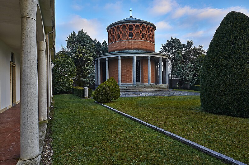 File:Pizzale - cappella all'interno del cimitero.jpg