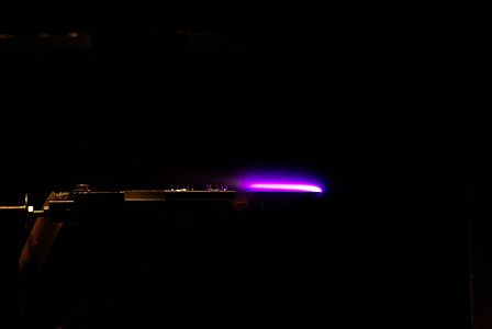 Photo d'une décharge luminescente générée par un actionneur plasma à Mach 4.