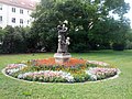 Figure group "Mother with five children": Figure group on a pedestal