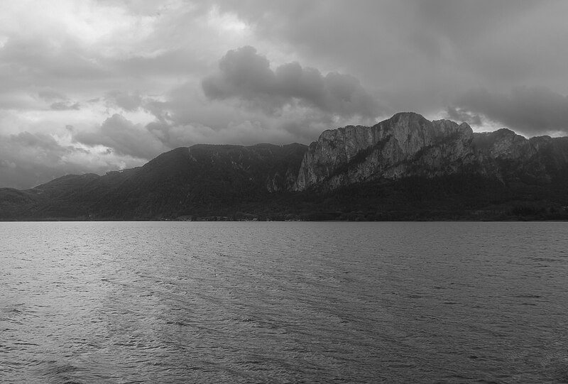 File:Plomberg, panorama met Mondsee op de voorgrond foto3 2017-08-12 16.10.jpg