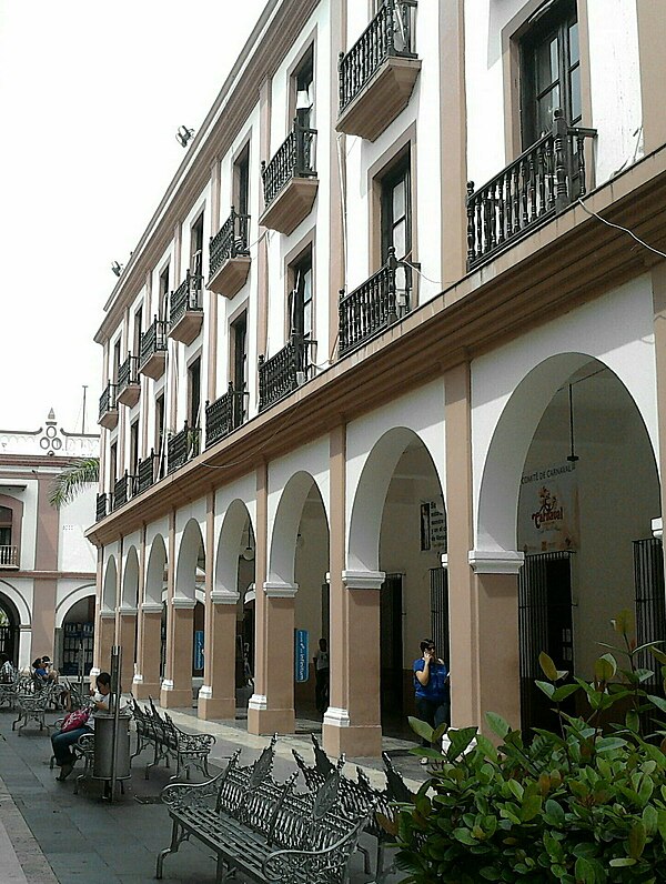 Image: Portal de Miranda. (cropped)