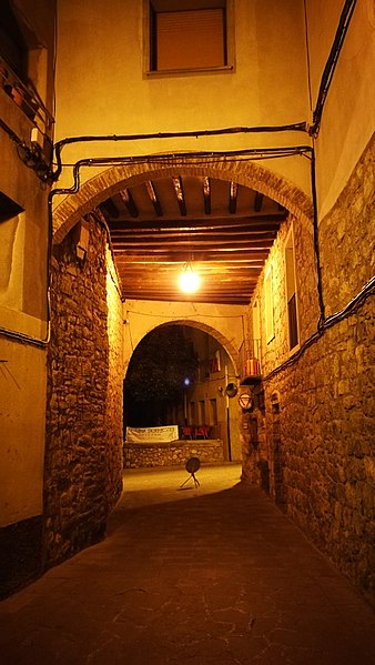 File:Portal de la Capella des del carrer Mossèn Bajona de Sant Llorenç de Morunys de nit.jpg