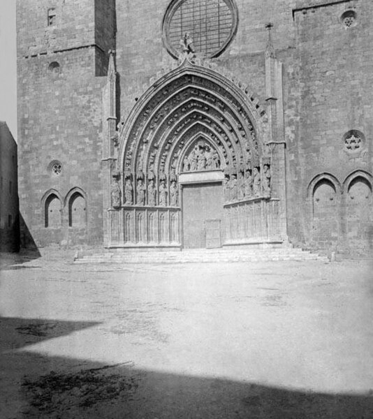 File:Portal de la basílica de Santa Maria de Castelló d'Empúries (Restored).jpg