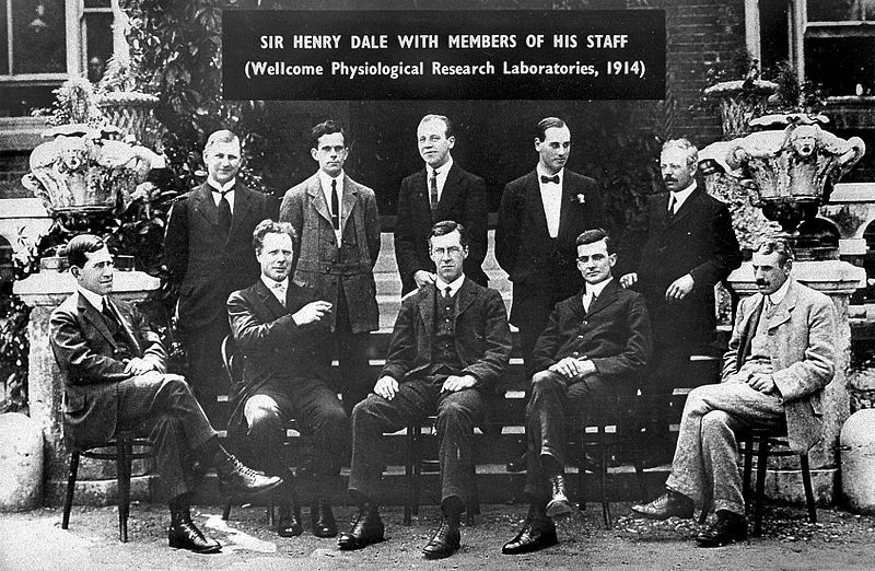 File:Portrait of Sir Henry Dale, with members of the staff Wellcome L0008632.jpg