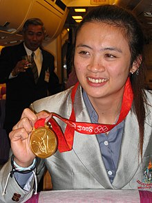 מרימת המשקולות פראפאוואדי ג'רואנראטאנאטארקון, עם מדליית הזהב בה זכתה באולימפיאדת בייג'ינג