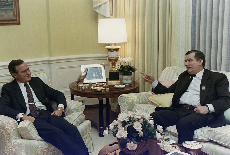 File:President Bush meets privately with Solidarity Leader Lech Walesa of Poland in the residence - NARA - 186403.jpg